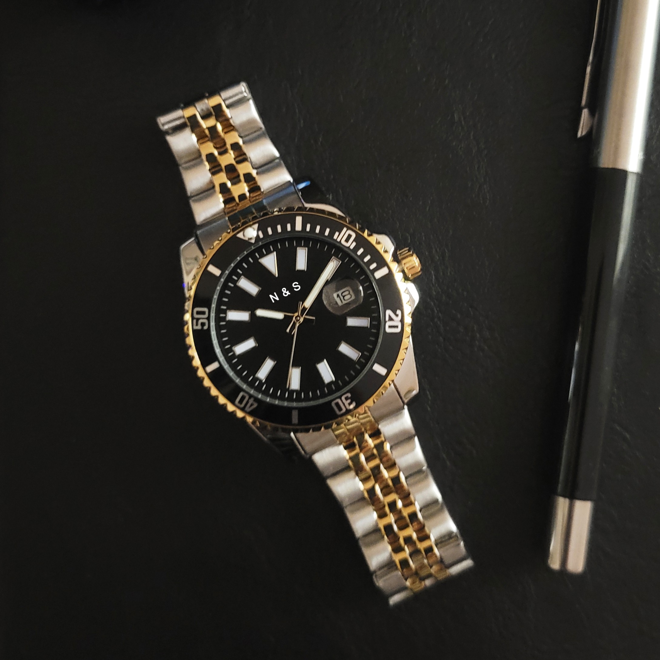 Personalized Diver Signature – Cosmic Black Dial, Jubilee Steel Strap, Gold-Tone Accents, Date Magnifier - Image 6