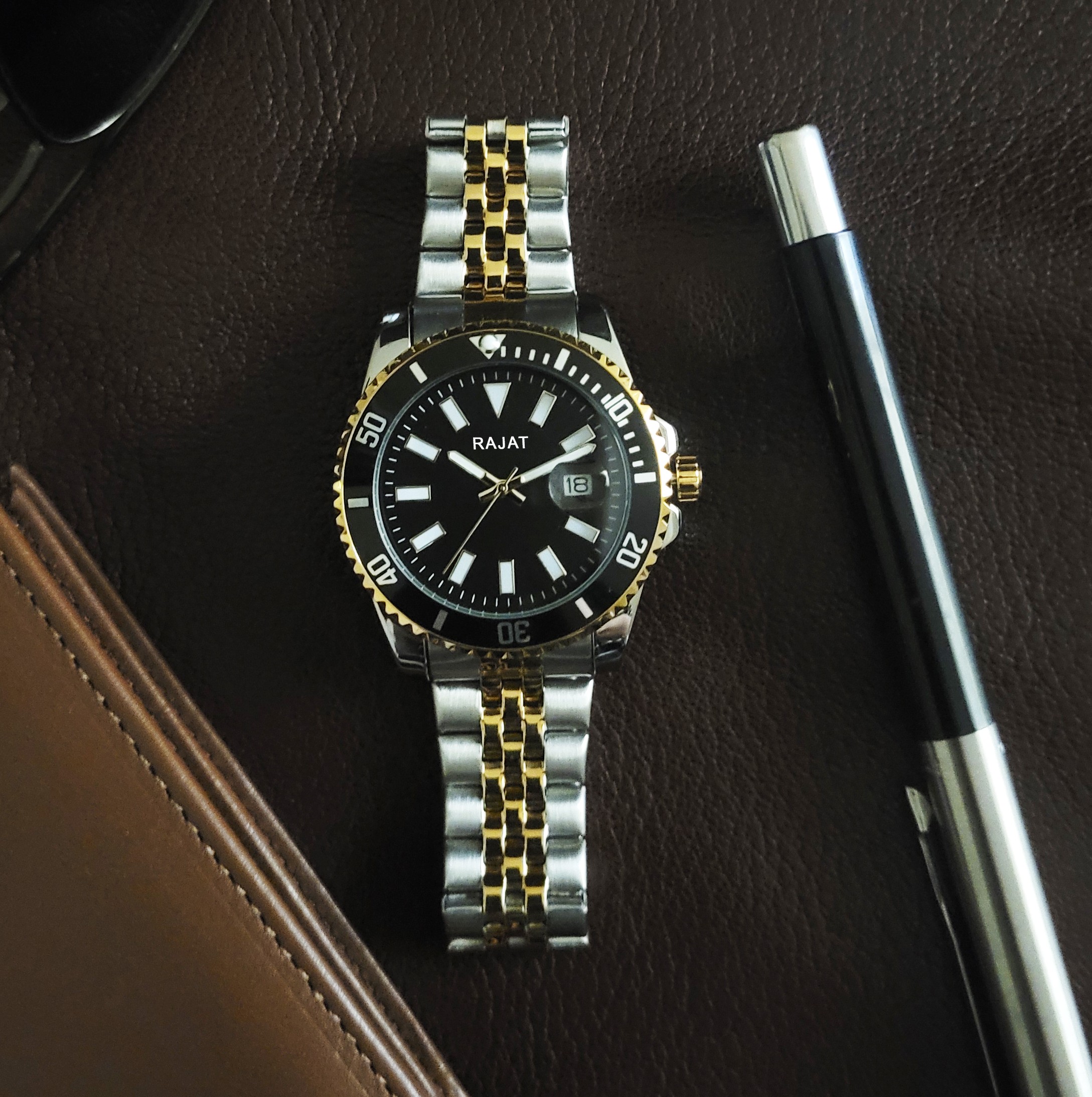 Personalized Diver Signature – Cosmic Black Dial, Jubilee Steel Strap, Gold-Tone Accents, Date Magnifier - Image 3