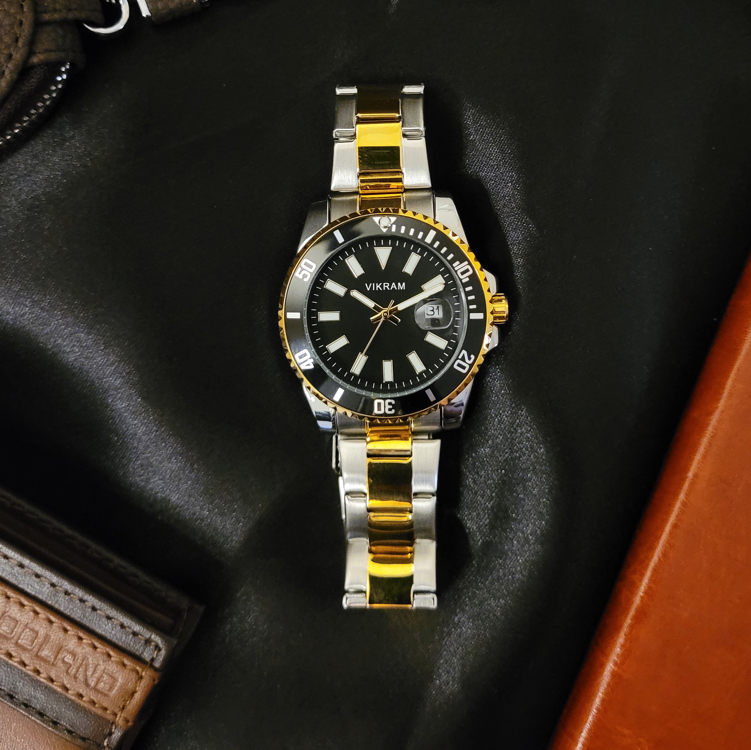 Personalized Diver Signature – Cosmic Black Dial, Steel Strap, Gold-Tone Accents, Date Magnifier - Image 8