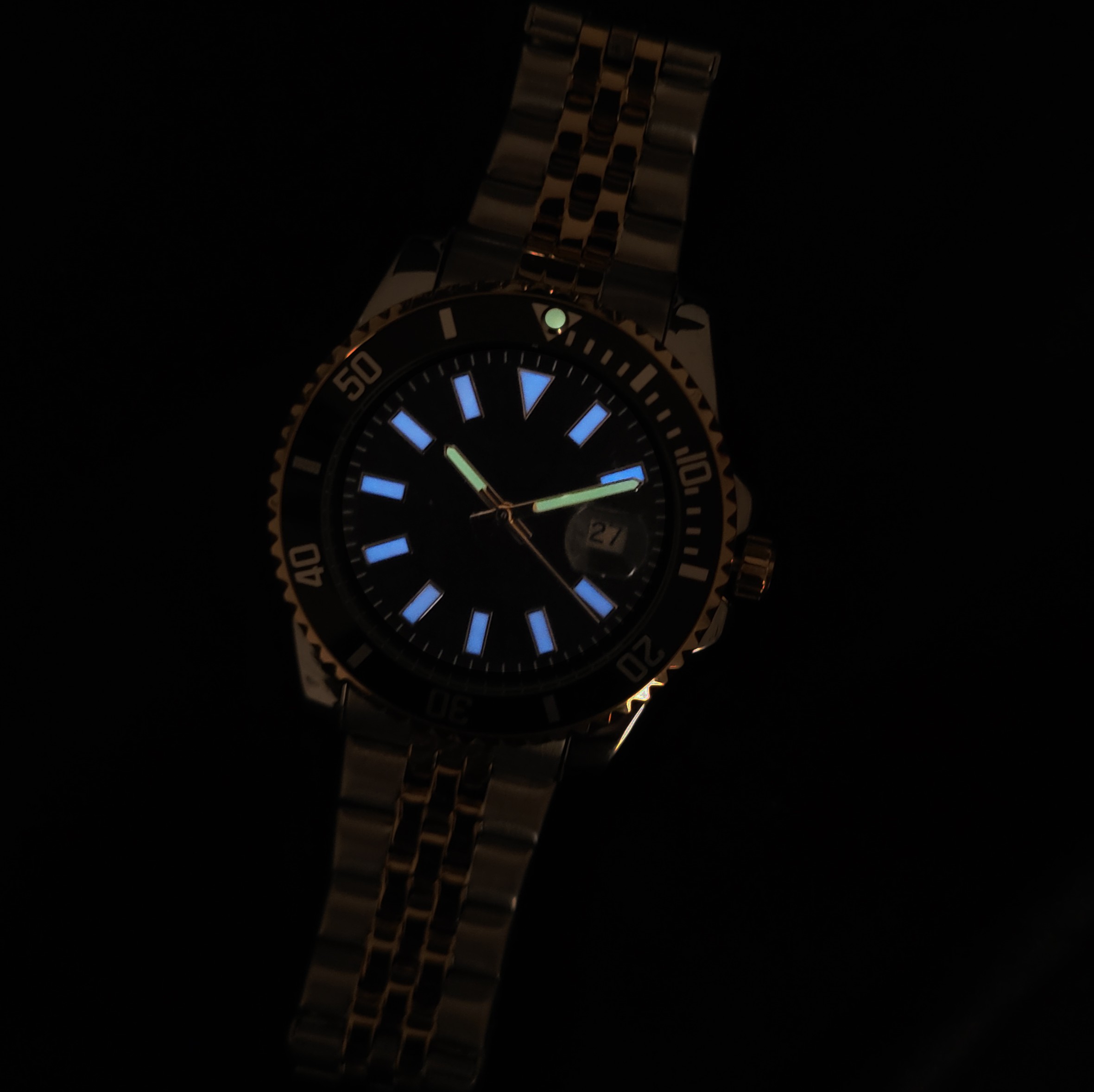 Personalized Diver Signature – Cosmic Black Dial, Jubilee Steel Strap, Gold-Tone Accents, Date Magnifier - Image 5