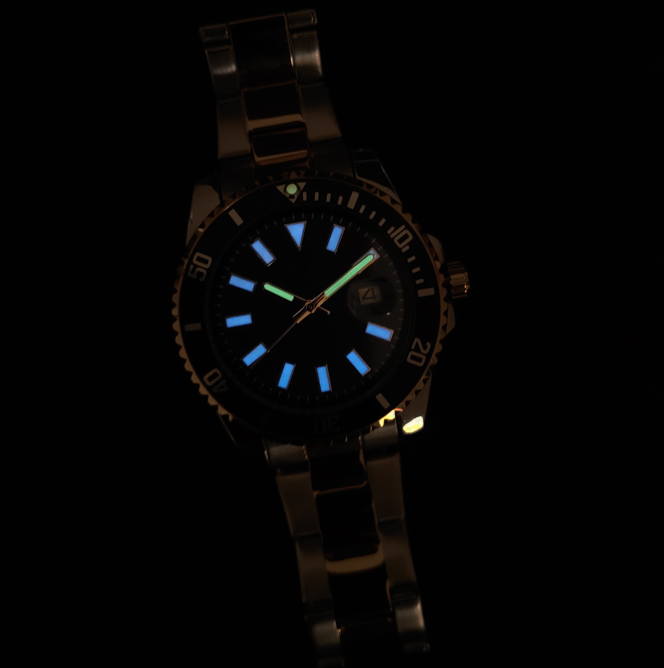 Personalized Diver Signature – Cosmic Black Dial, Steel Strap, Gold-Tone Accents, Date Magnifier - Image 5