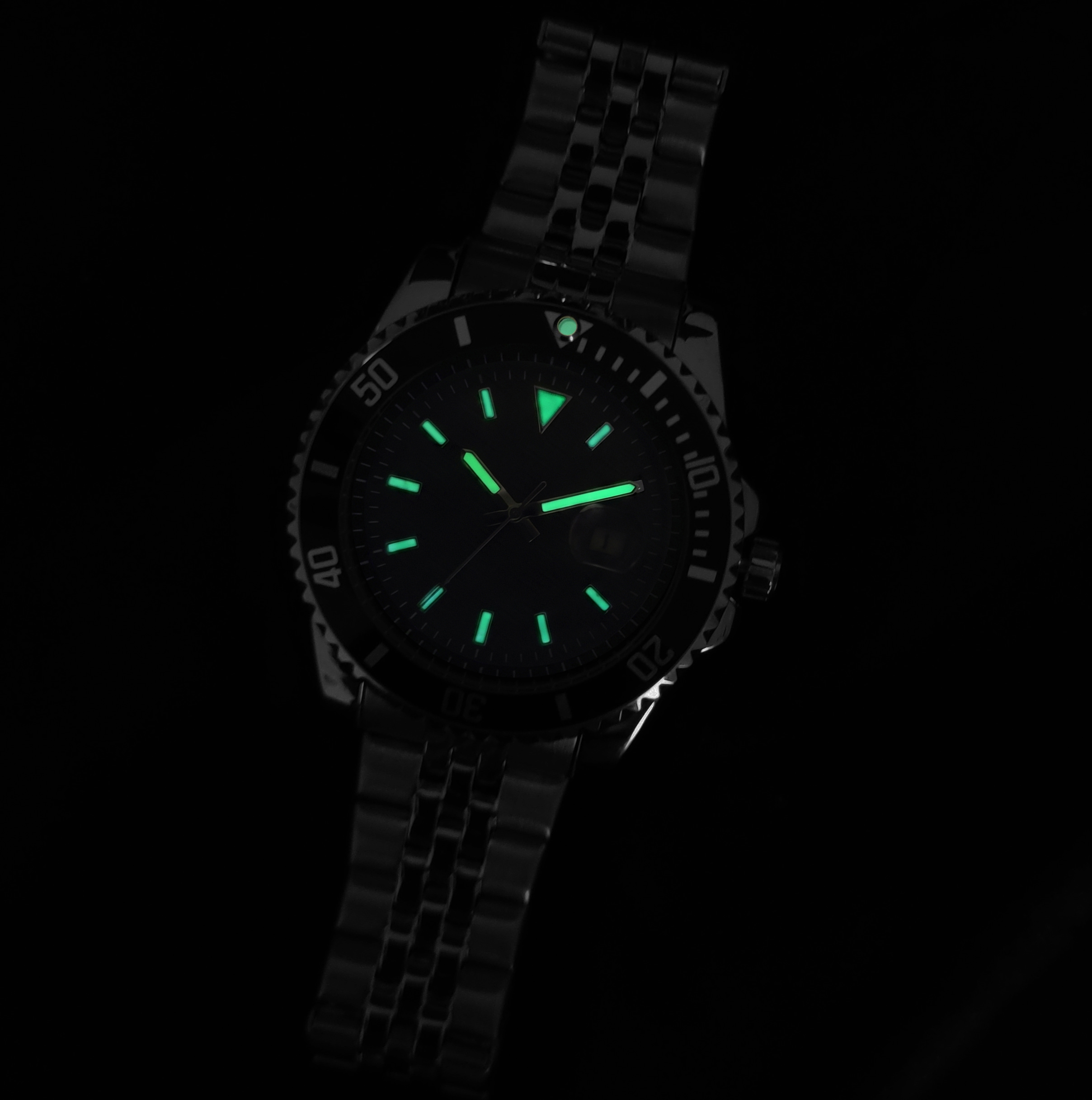 Personalized Diver Signature – Cosmic Black Dial, Jubilee Steel Strap, Date Magnifier - Image 4